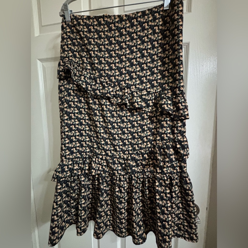 Women’s floral skirt with ruffle detail